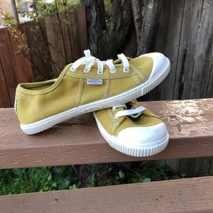 NWOT Keen canvas shoes